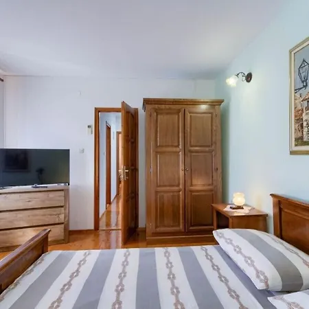 Anamaria 2km Beach Vila Sisan